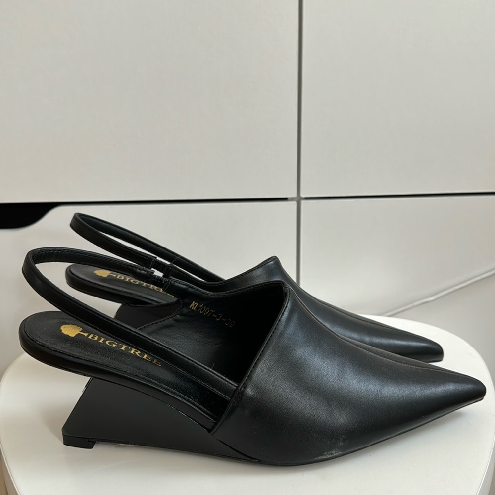 Low block heel with ankle strap. Asymmetrical design. Size 245/39/8